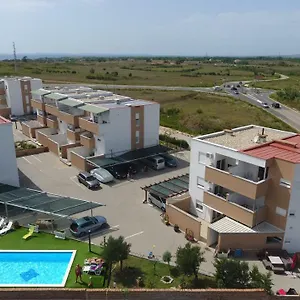Apartmán Village, Nin